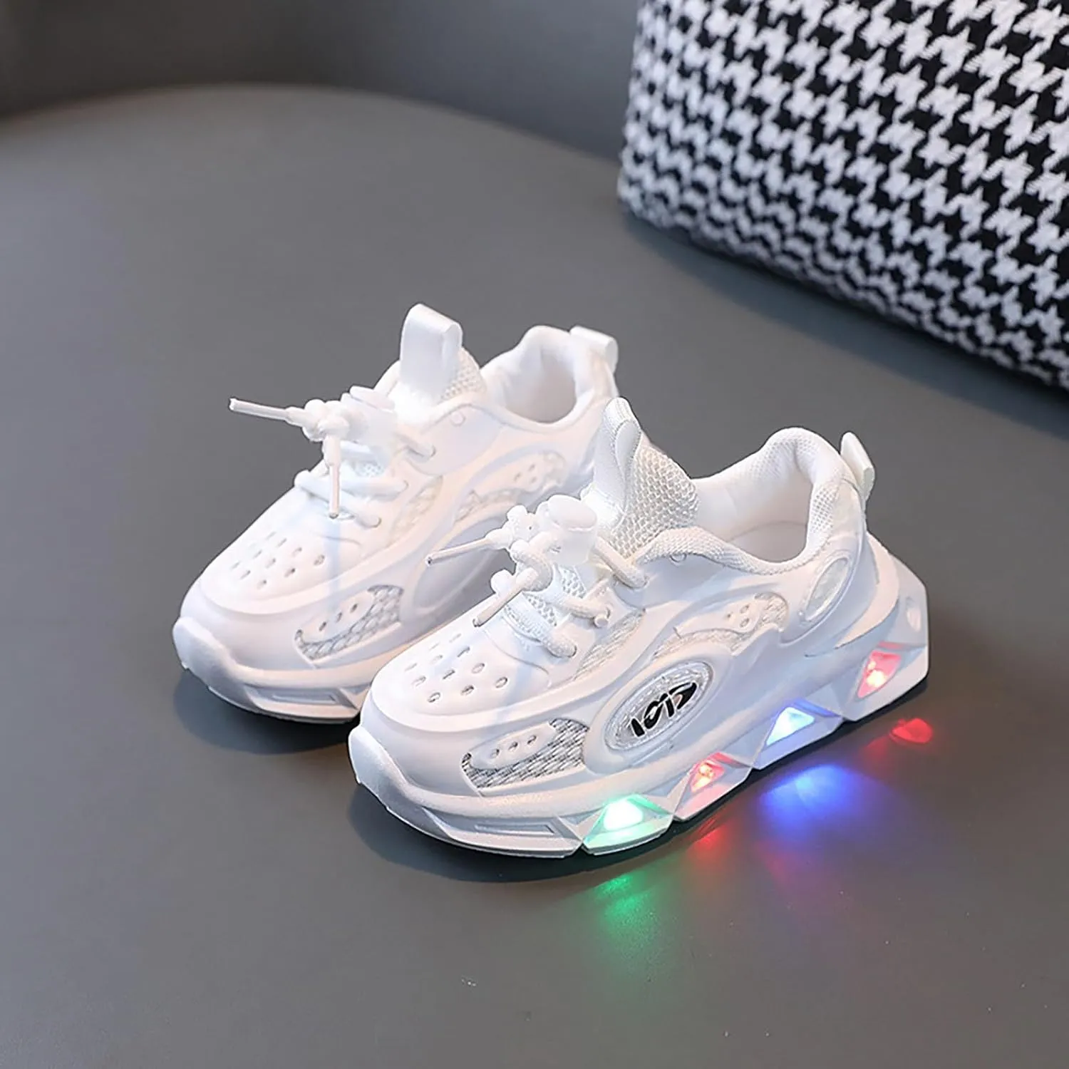 Girls Light Up Shoes Lac Up Non-Slip Luminous Shoes Low Top Mesh Lightweight Casual Sneaker Led Casual Shoes